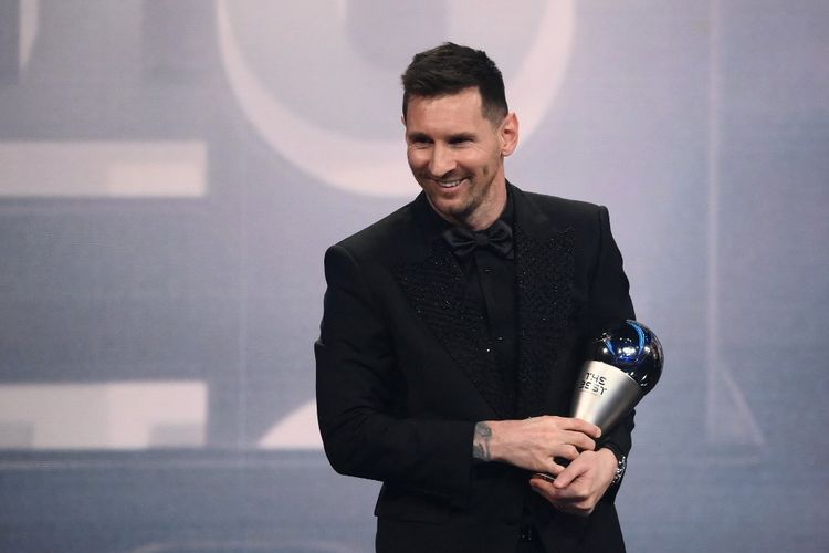 Lionel Messi terpilih menjadi pemain pria terbaik dalam acara The Best FIFA Football Awards 2022 di Paris, Perancis, 27 Februari 2023.