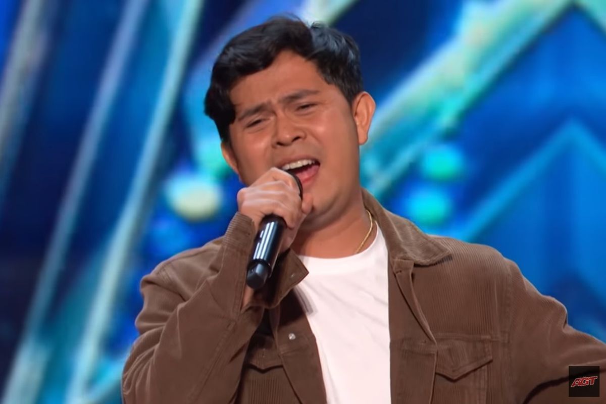 Penyanyi asal Indonesia Cakra Khan tampil di panggung America's Got Talent 2023.