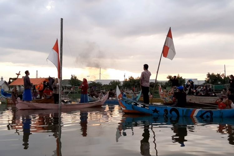 Peringatan Hari Nelayan Nasional warga Kampung Tambakrejo, Kota Semarang, Rabu (6/4/2022)