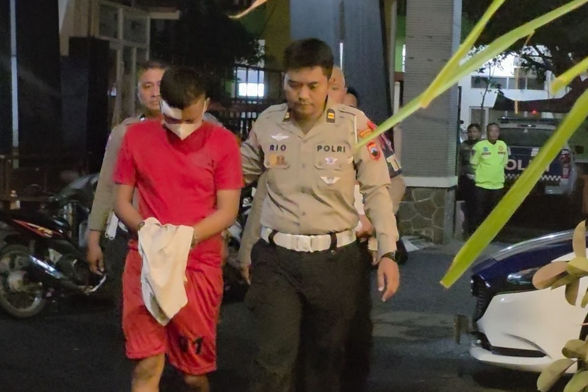 Pengemudi bus Cahaya Trans, tersangka dalam kecelakaan lalu lintas maut di ruas Tol Semarang–Batang KM 420+200 Simpang Susun Krapyak pada Senin (22/12/2025) dihadirkan di Pos Polisi Simpang Lima Semarang, Selasa (23/12/2025) malam.