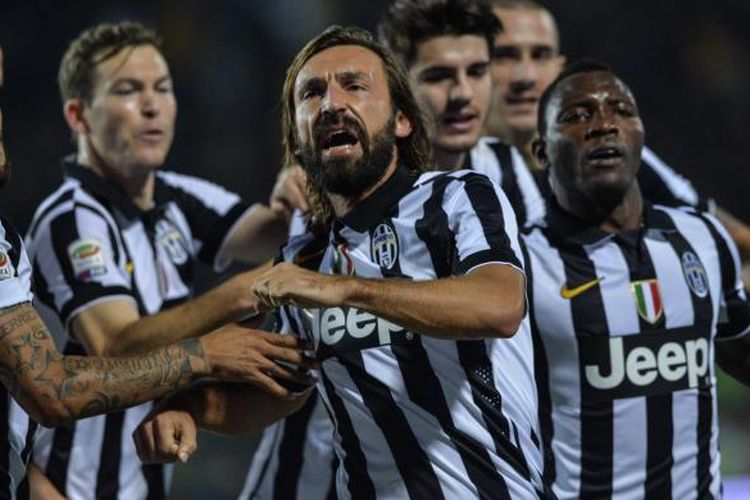 Gelandang Juventus, Andrea Pirlo (tengah), melakukan selebrasi bersama rekan-rekannya, setelah mencetak gol ke gawang Empoli pada laga Serie-A di Carlo Castellani comunal stadium, Sabtu (1/11/2014).