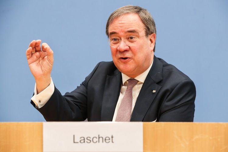 Armin Laschet terpilih menjadi ketua Partai CDU yang baru. Posisinya yang dekat dengan Angela Merkel memungkinkan dia melesat dalam ajang pemilihan Kanselir Jerman pasca Merkel.