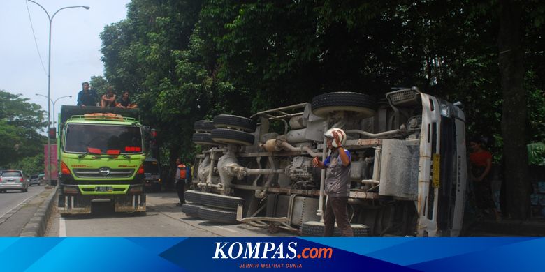  Truk  Molen  Hantam Angkot di Bogor 2 Penumpang Tewas