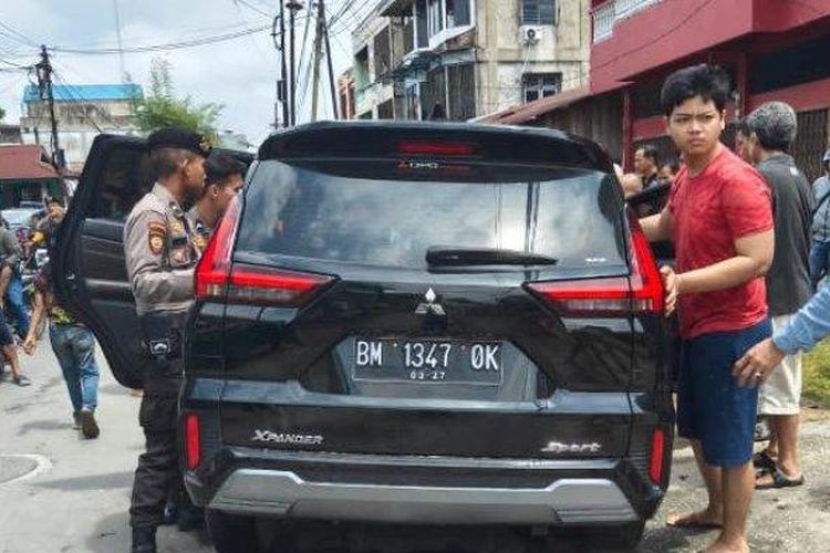 Kecelakaan lalu lintas di kawasan Jalan Karet Kota Pekanbaru. Pengendara mobil Xpander menabrak pemotor, pesepeda dan pejalan kaki, Sabtu (3/2/2024).

