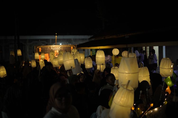 Semarakkan Takbir Keliling, Remaja Masjid di Semarang Bawa 1.200 Lampion