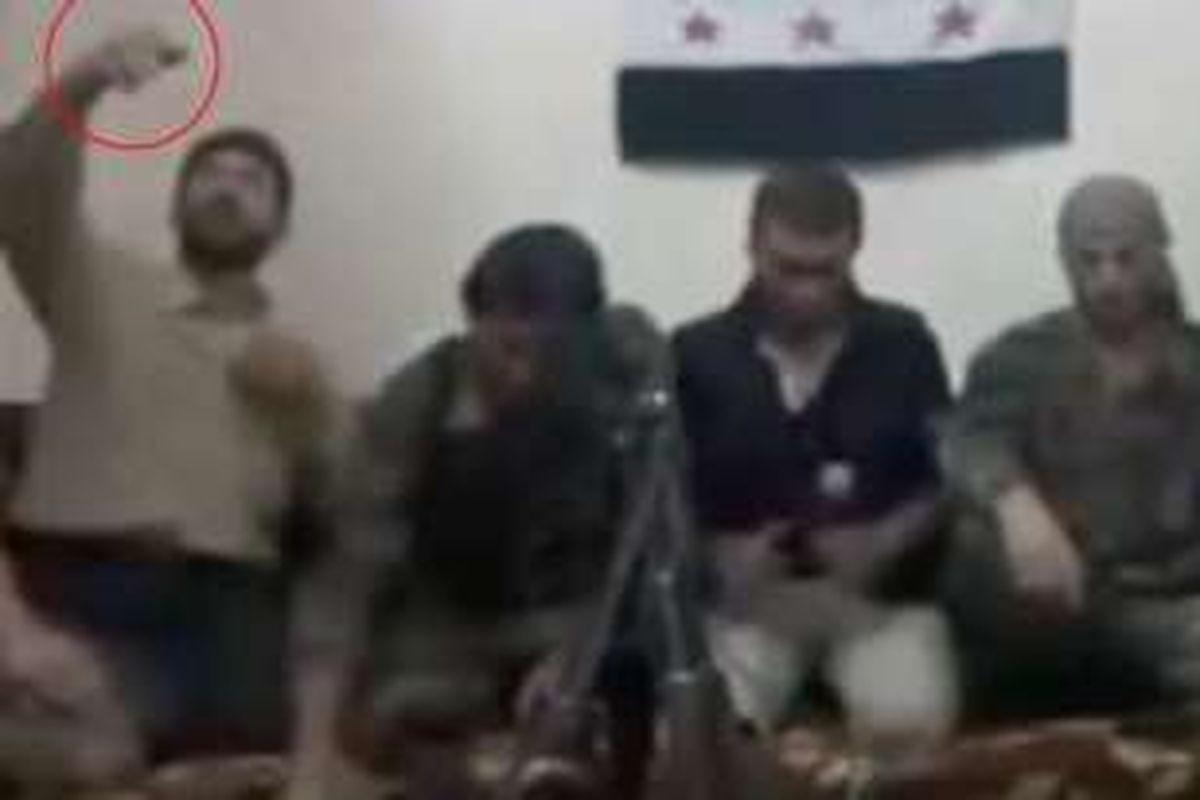 Seorang anggota Tentara Pembebasan Suriah (FSA), terlihat mengarahkan sebuah telepon genggam ke wajahnya untuk membuat selfie. Namun, dia tak sadar jika telepon genggam itu sudah diubah menjadi detonator bom.