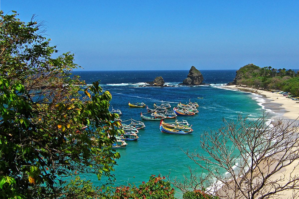Pantai Papuma, salah satu pantai di Jember, Jawa Timur.
