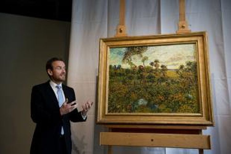 Direktur Museum Amsterdam Alex Ruger menunjukkan lukisan Vincent van Gogh berjudul 