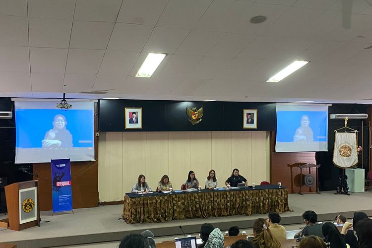 Direktur Eksekutif Plan Indonesia, Dini Widiastuti (kedua dari kiri) menyampaikan hasil Riset State of The World’s Girls Report (SOTWG) di gedung Fakultas Ilmu Budaya (FIB) Universitas Indonesia (UI), Depok, Rabu (15/3/2023).