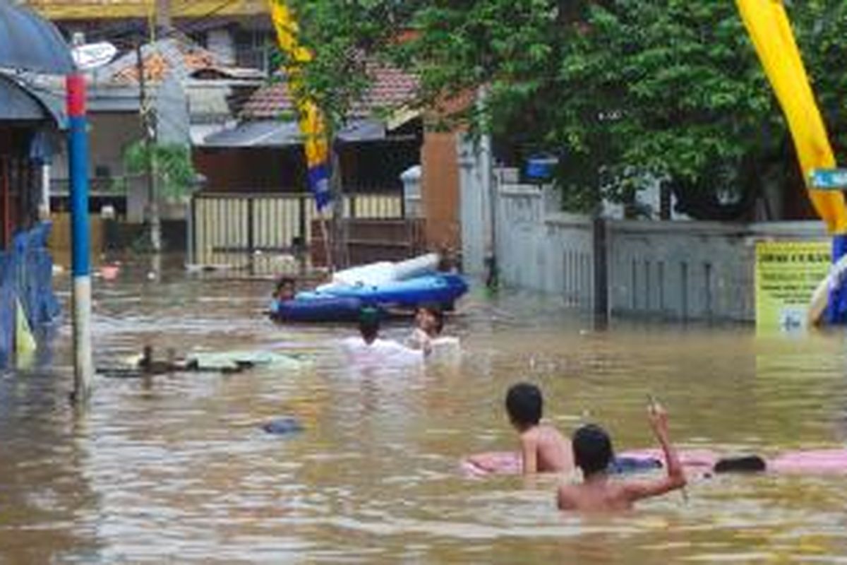 Sebagian pemukiman warga RW 01 Kebon Baru, Tebet, Jakarta Selatan belum surut dari banjir. Senin (20/1/2014).