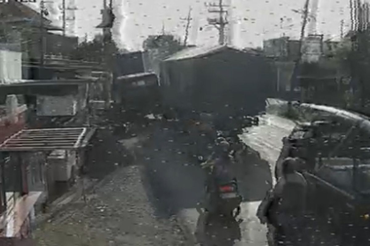 Potongan video truk tabrak sejumlah kendaraan di Gresik, Rabu (30/4/2025).