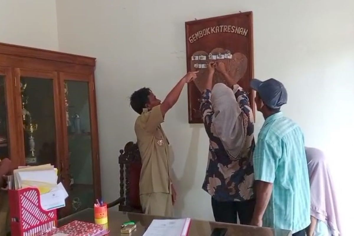 Pemerintah Desa Bringinan, Kabupaten Ponorogo memiliki cara unik mencegah angak perceraian bagi pasangan suami istri yang akan bekerja keluar negeri. Melalui gembok katresnan diharapkan pasangan yang terpisah jarak akan selalu menjag komitmen menjaga keutuhan rumah tangga mereka meski harus bekerja ke luar negeri.