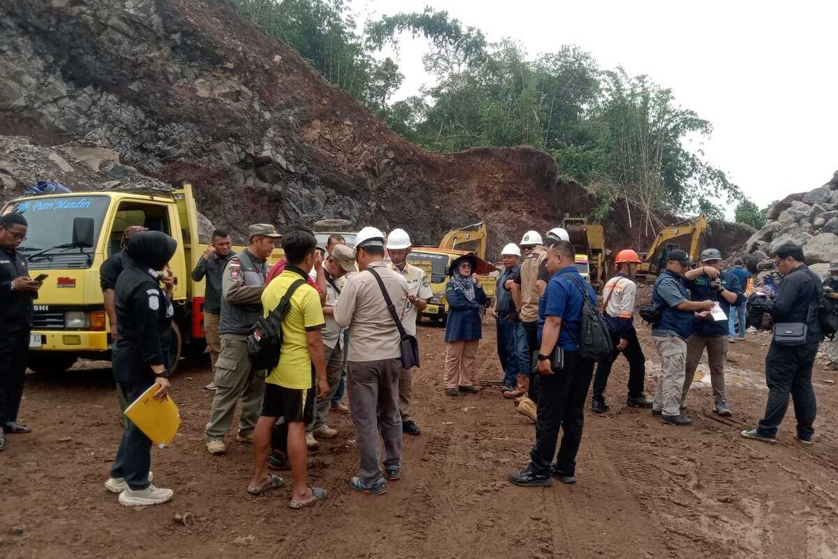 Tim Gabungan Jabar menutup tambang ilegal di di Desa Jati, Kecamatan Bojongpicung, Kabupatan Cianjur yang merusak lingkungan, Kamis (17/4/2025).