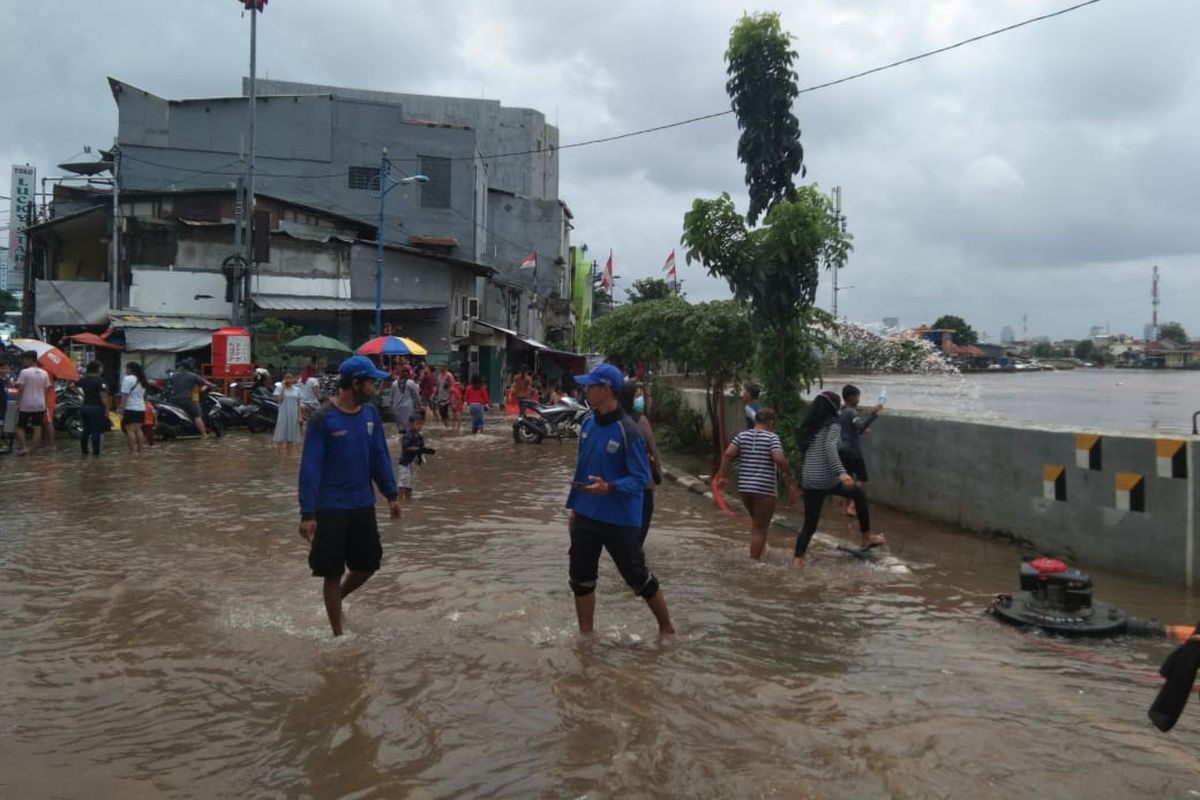 Banjir melanda sejumlah kawasan di Jakarta pada Sabtu (20/2/2021), salah satunya di Jalan Jatinegara Raya. Gambar diambil sekitar pukul 12.15.