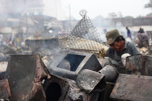 Pasca-kebakaran, Pedagang Pasar di Cianjur Mengais Barang di Antara Puing-puing