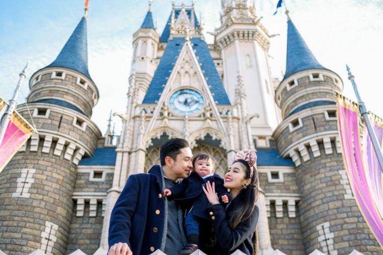 Sandra Dewi dan suaminya, Harvey Moeis, merayakan HUT pertama anak mereka, Raphael Moeis, di Tokyo Disneyland, Jepang.