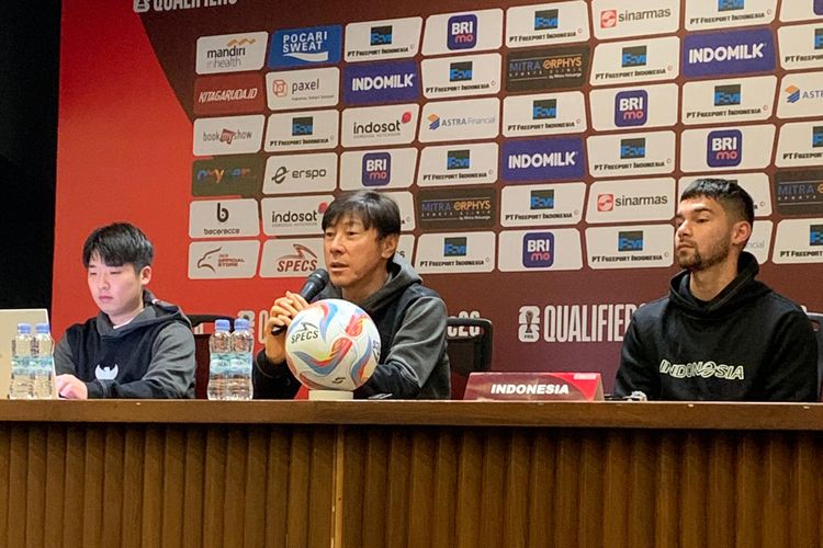 Pelatih timnas Indonesia, Shin Tae-yong dan pemain Sandy Walsh menghadiri sesi konferensi pers menjelang duel melawan Vietnam di Kualifikasi Piala Dunia 2026 zona Asia, Rabu (20/3/2024).