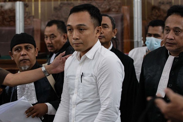 Terdakwa pembunuhan berencana terhadap Nofriansyah Yosua Hutabarat atau Brigadir J, Ricky Rizal menjalani sidang pembacaan eksepsi oleh penasehat hukum terdakwa di Pengadilan Negeri Jakarta Selatan, Kamis (20/10/2022).