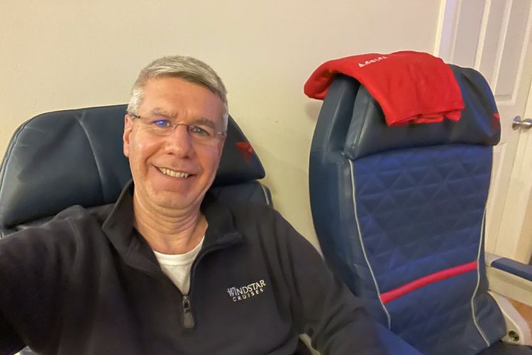 Pria beli kursi pesawat Delta Airlines karena kangen naik pesawat.