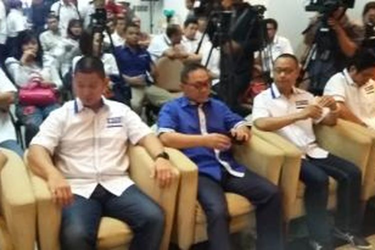 Ketua Umum PAN Zulkifli Hasan (tengah), dalam konferensi pers di Kantor DPP PAN, Jakarta Selatan, Kamis (23/7/2015).