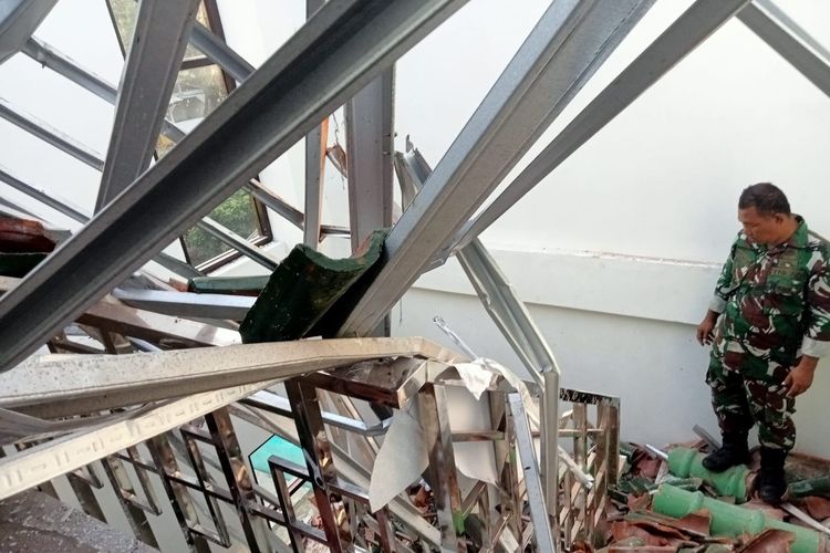 Petugas Babinsa TNI sedang memeriksa atap bangunan kantor KUA roboh akibat gempa Pangandaran di Kecamatan Cipatujah, Kabupaten Tasikmalaya, Jawa Barat, Kamis (28/12/2023) pagi.