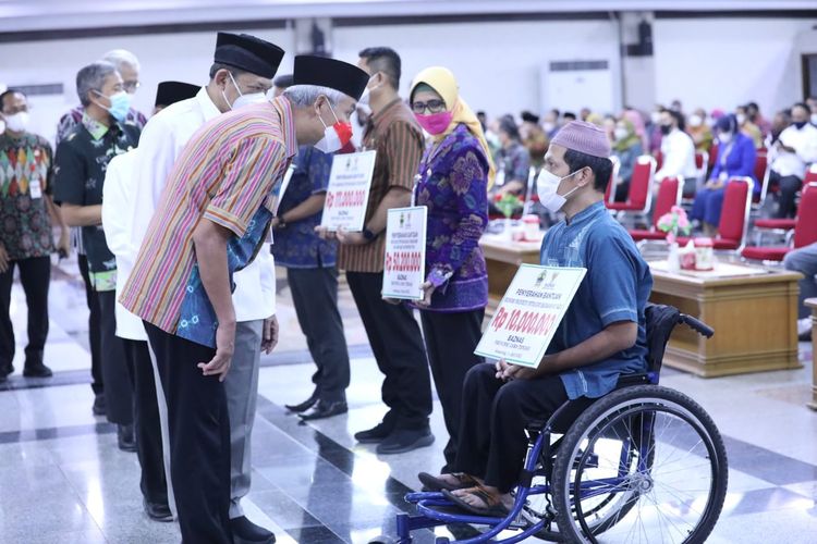 Penyerahan zakat Gerakan Cinta Zakat yang digelorakan Gubernur Jawa Tengah Ganjar Pranowo melalui Badan Amil Zakat Nasional (Baznas) Jateng, Senin (26/4/2022).
