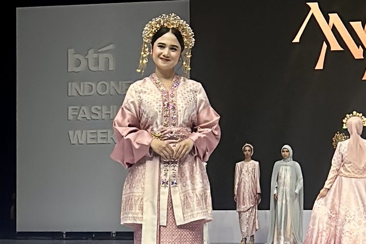 Penampilan Tissa Biani dalam busana karya Ainayya di Magnetic Show BTN Indonesia Fashion Week 2025, di Jakarta Convention Center (JCC), Jakarta Pusat, Sabtu (31/5/2025).