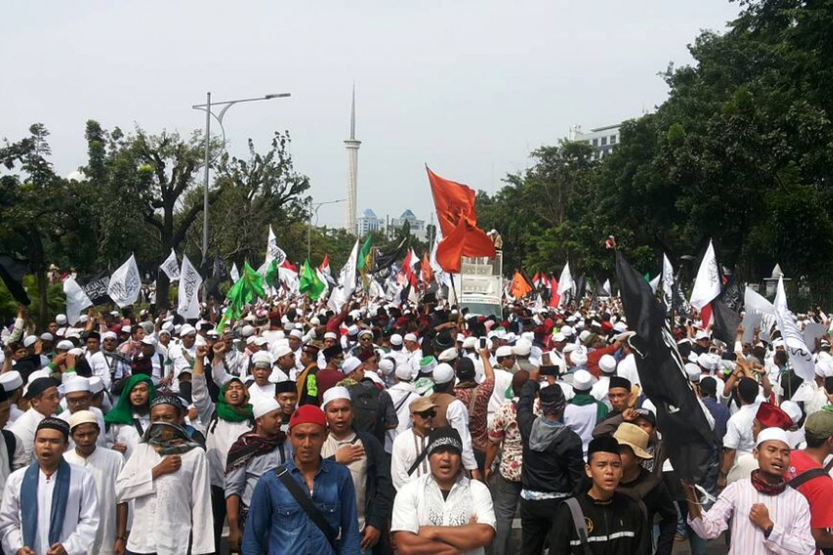 Aksi unjuk rasa menuntut hukuman maksimal untuk terdakwa kasus dugaan penodaan agama Basuki Ahok Tjahaja Purnama yang digelar di Jalan Medan Merdeka Utara, Jakarta Pusat pada Jumat (5/5/2017) siang.