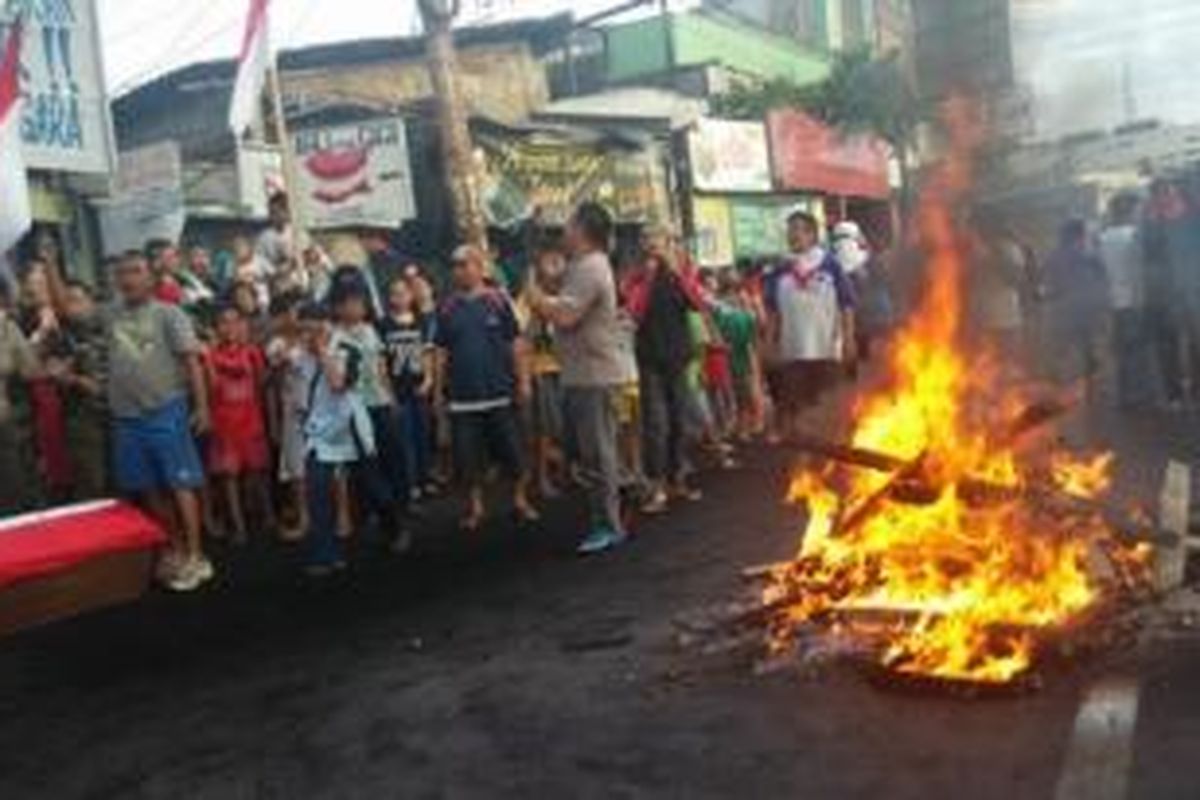 Warga kompleks Batalyon Siliwangi di Jalan Jambul Lama RW 10, Kramatjati, Jakarta Timur, protes dan membakar ban, Rabu (7/1/2015). 