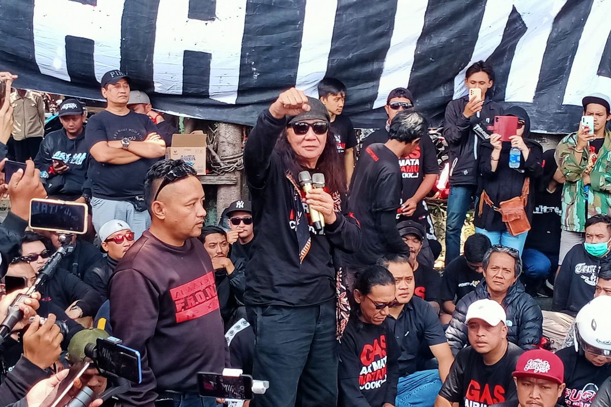 Musisi legendaris asal Malang, Anto Baret ikut bersama ratusan orang massa aksi mendatangi Kantor Kejaksaan Negeri Kota Malang pada Senin (31/10/2022).