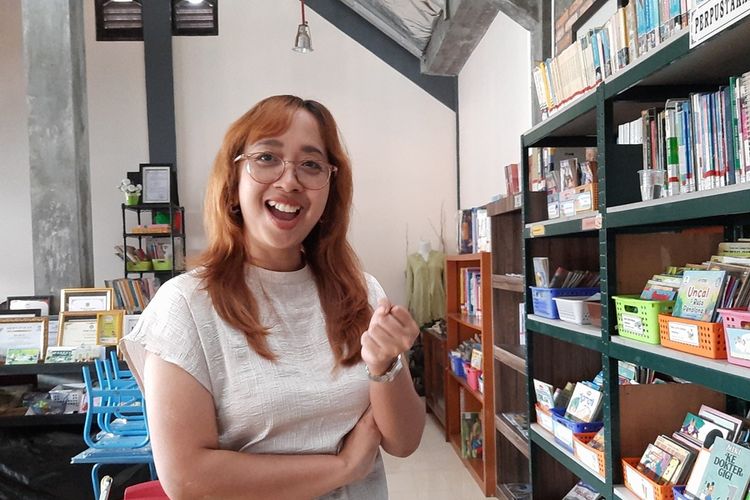 Sitta Alia, pustakawan perempuan di Kabupaten Bogor, Jawa Barat. Ia tampak sibuk menyusun buku di setiap rak.