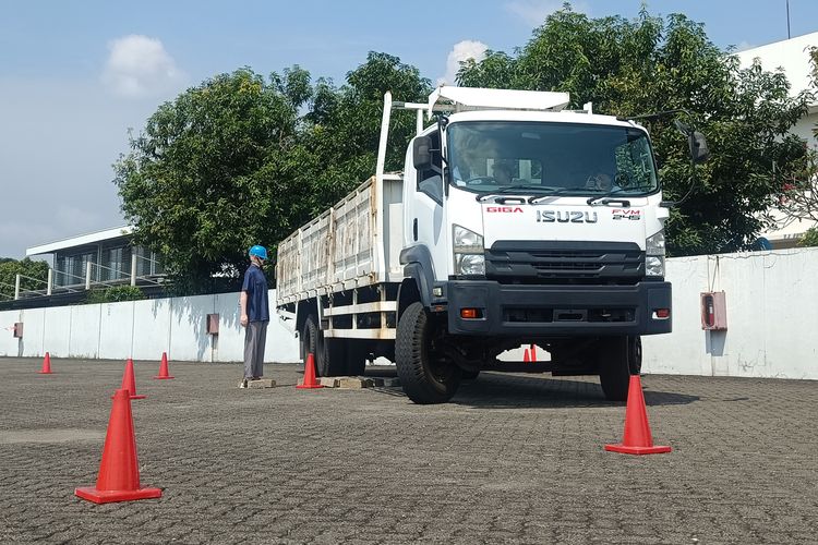 Mengemudikan truk Isuzu Giga dengan panjang 12 meter