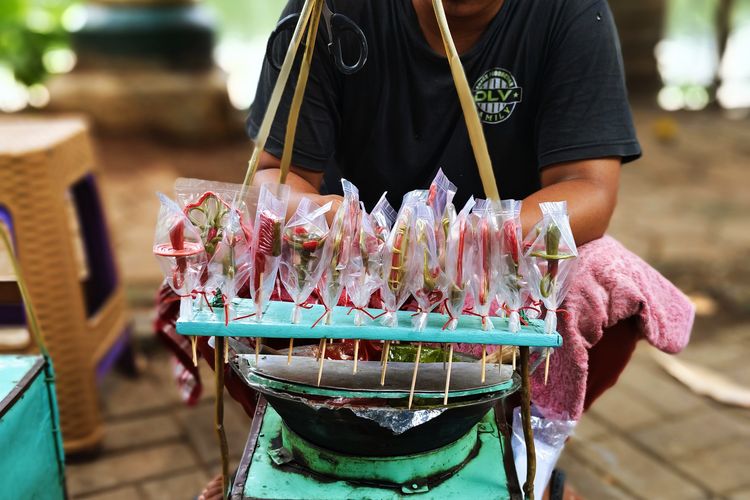 Kuliner di kawasan Setu Babakan, Perkampungan Budaya Betawi, Jakarta Selatan, Jumat (29/12/2023). 