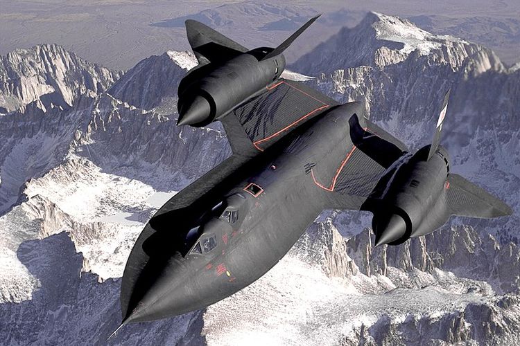 Pesawat jet yang terbuat dari logam titanium. Salah satu kelebihan titanium adalah tahan korosi dan sangat kuat.