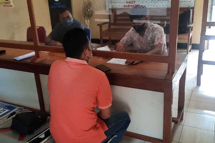 Pemilik mobil rental melaporkan seorang pegawai negeri sipil (PNS) ke polisi karena berhari-hari tidak mengembalikan mobil yang disewanya di Kabupaten Kulon Progo, Daerah Istimewa Yogyakarta.