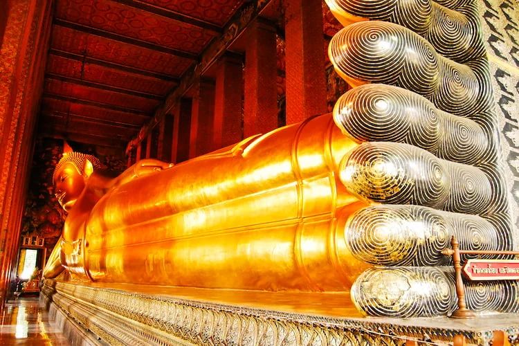 Patung Buddha berbaring di Wat Pho, Thailand.