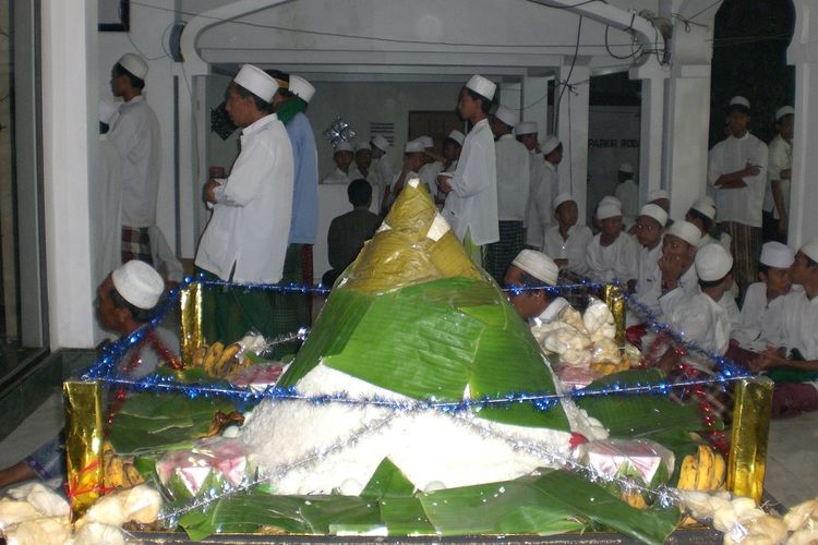 Tradisi Rebo Wekasan atau Rebo Pungkasan di Desa Suci Kecamatan Manyar, Kabupaten Gresik.