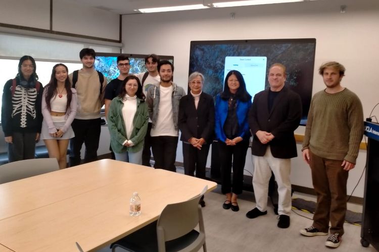 Guru Besar Psikologi Ukrida Prof. Johana Endang Prawitasari (keempat dari kanan) saat menjadi pembicara kuliah umum di UCLA Center for Southeast Asia Studies, Amerika Serikat pada akhir tahun 2023.