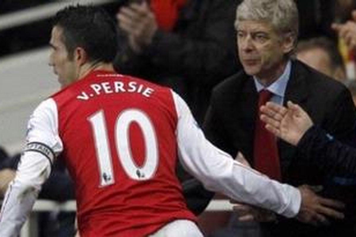 Kapten Arsenal, Robin Van Persie (kiri) dan manajer Arsene Wenger. 