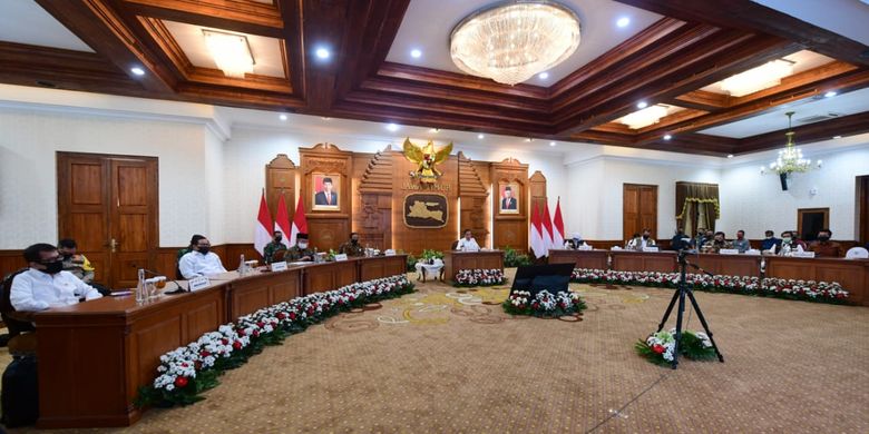 Suasana Rapat saat Presiden memberikan arahan pada jajaran Gugus Tugas Provinsi Jawa Timur di Gedung Grahadi, Kota Surabaya (25/6/2020)