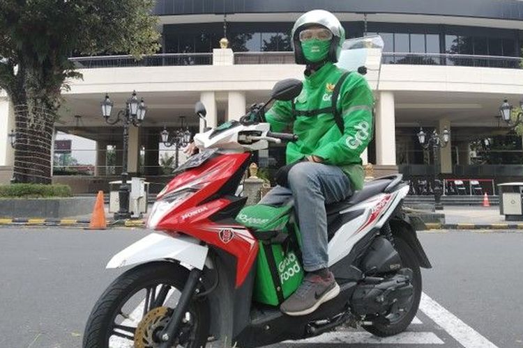 Berkat GrabBike Protect, salah seorang mitra GrabBike di Kota Yogyakarta, Adhitya Saputra bisa kembali beraktivitas dengan aman. 