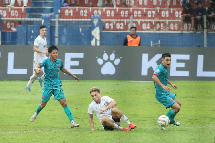 Ze Valente diapit oleh dua pemain dalam laga pekan ke-32 Liga 1 2023-2024 antara Persik vs Persita di Stadion Brawijaya, Kediri, Sabtu (20/4/2024) yang berakhir 1-1. Hasil seri Persik vs Persita memastikan Bhayangkara FC degradasi.