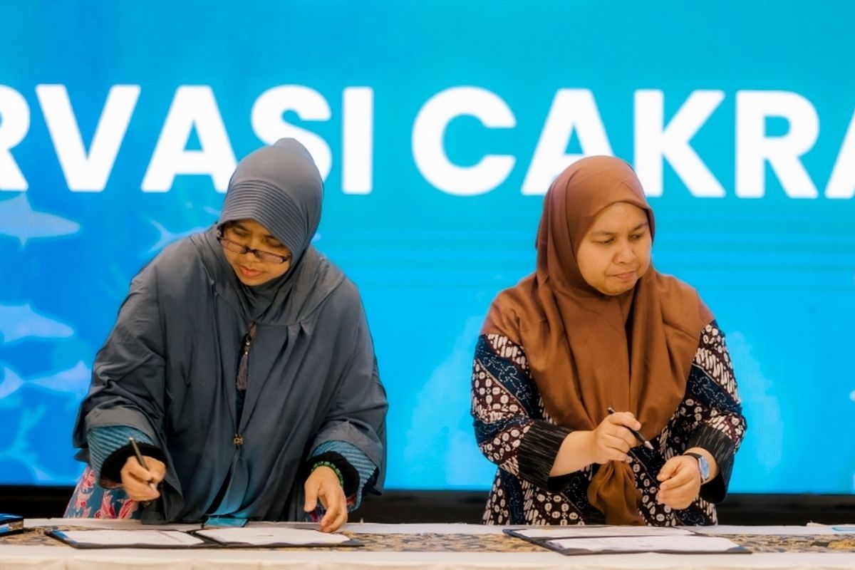 Direktur Jenderal Penataan Ruang Laut KKP, Kartika Listriana dan Vice Presiden Konservasi Indonesia Fitri Hasibuan