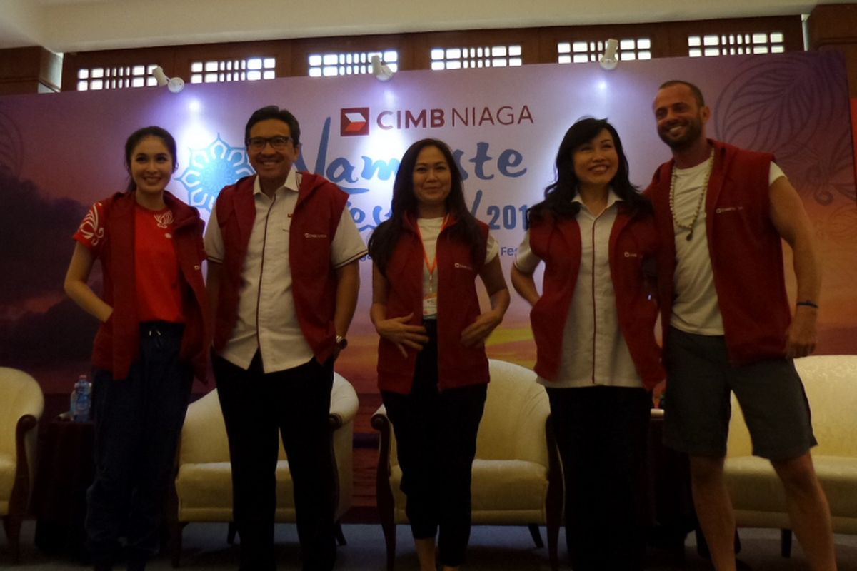 Peresmian CIMB Niaga Namaste Festival 2018 oleh aktris Sandra Dewi, Presiden Direktur CIMB Niaga Tigor M., Direktur Namaste Festival Anita Boentarman, dan Instruktur Sattva Yoga Caleb Pakham di Hotel Dharmawangsa, Jakarta Selatan, Jumat (26/10/2018).