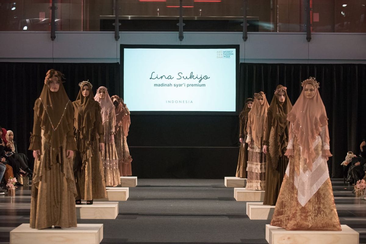 Pagelaran busana muslim syari dari desainer Lina Sukijo di Amsterdam Modest Fashion Week.