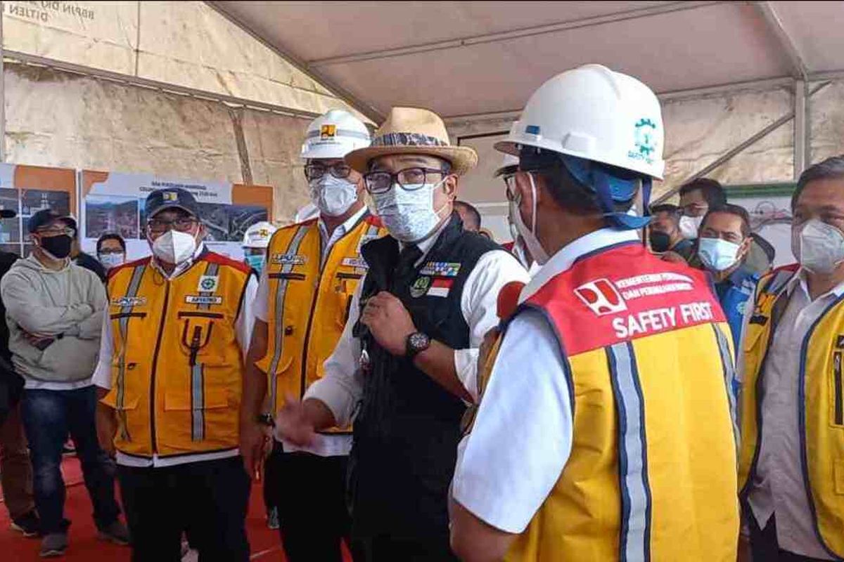 Gubernur Jawa Barat Ridwan bersama Satker Tol Cisumdawu, di Jatinangor, Sumedang, Senin (10/1/2022). AAM AMINULLAH/KOMPAS.com