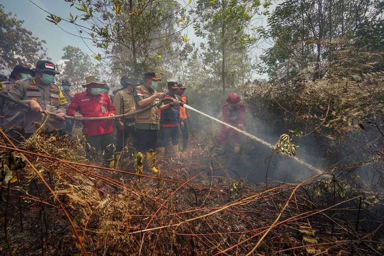 Gubernur Riau, Syamsuar bersama tim gabungan berjibaku memadamkan api karhutla di perbatasan Dumai-Bengkalis, Riau, Rabu (26/4/2023).
