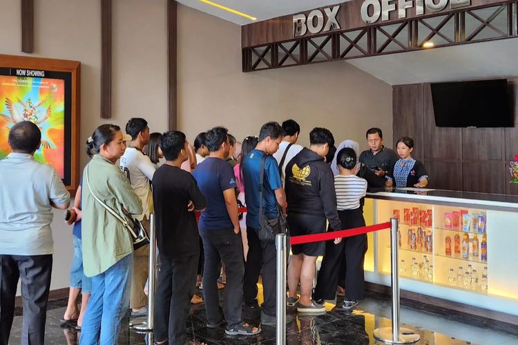 Penonton antre di bioskop NSC X Meirobie yang merupakan satu-satunya di Belitung, Januari 2024.