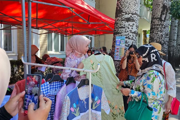 Ketua Dekranasda Kota Malang, Widayati saat berada dalam kegiatan Indonesia Fair di Beijing, Tiongkok. 