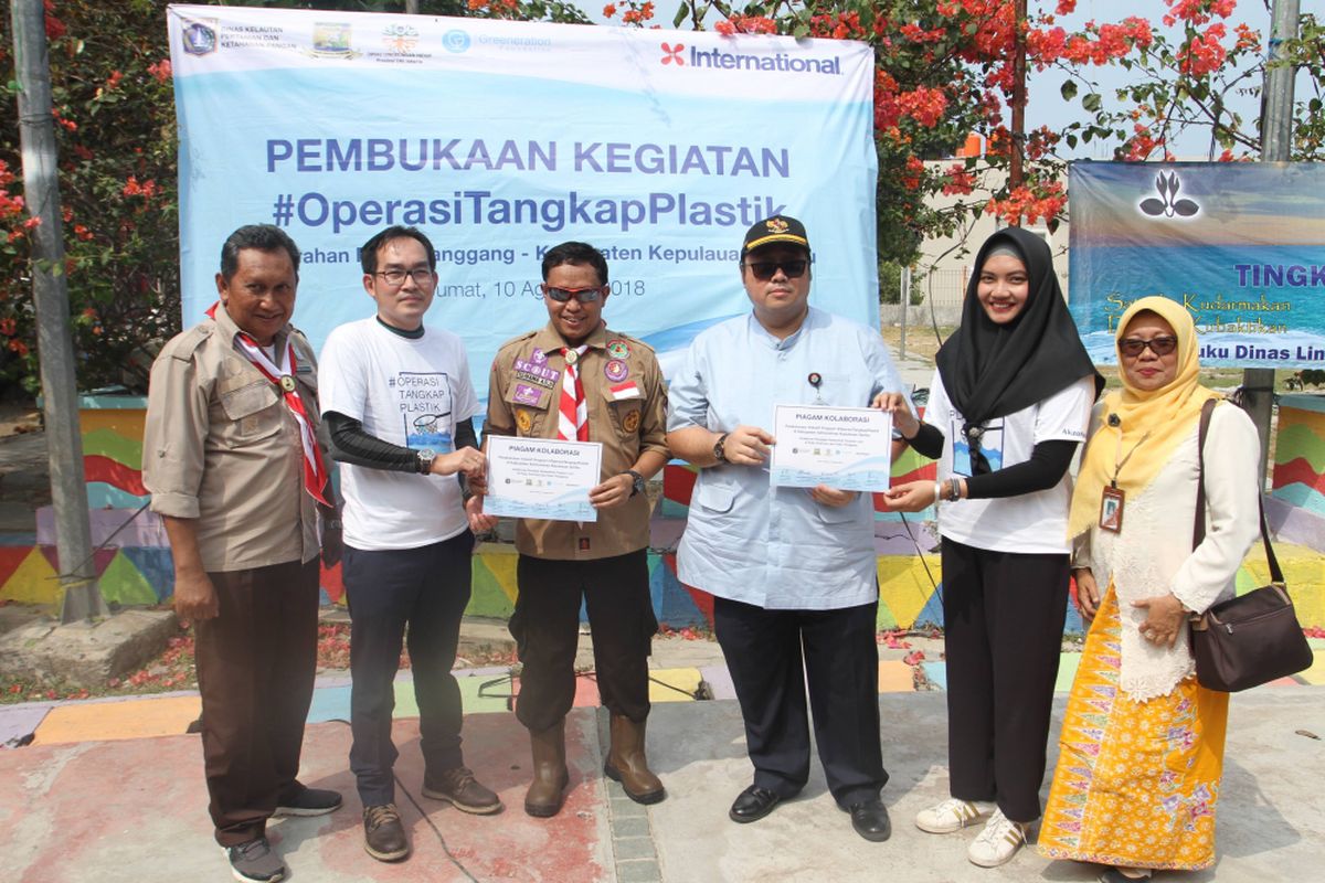 Kasudin Lingkungan Hidup Kepulauan Seribu, Yusen Hardiman bersama Kepala Dinas Lingkungan Hidup DKI Jakarta saat melakukan aksi #OperasiTangkapPlastik di Pulau Pramuka, Jumat (10/8/2018)